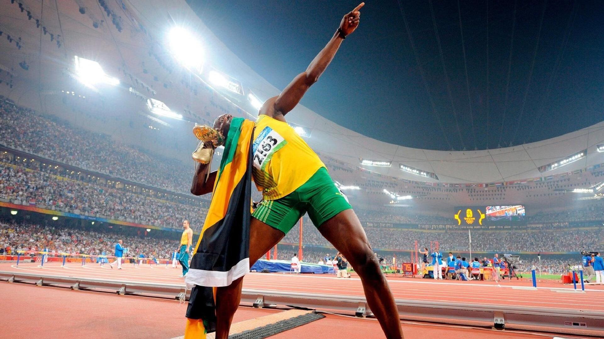 传承时刻！恩佐·阿尔维斯身披白袍完成青年欧冠首秀，父亲马塞洛场边深情凝望